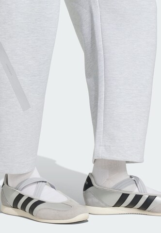 ADIDAS SPORTSWEAR - Loosefit Calças de desporto 'Z.N.E.' em cinzento