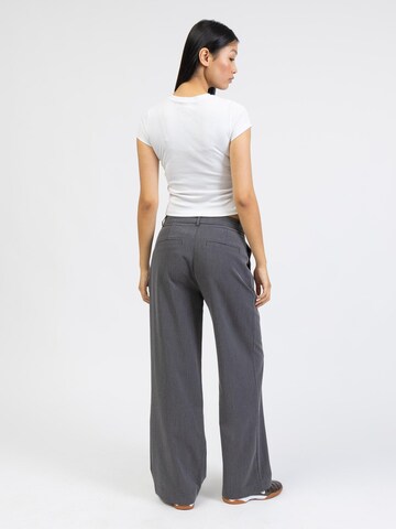 BROKE + SCHÖN Loose fit Pleat-Front Pants in Grey