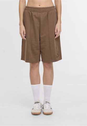 Karl Kani Normální Kalhoty – hnědá: přední strana