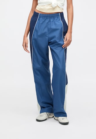 Nike Sportswear Bő szár Nadrág - kék: elől