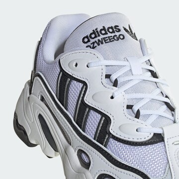 Baskets basses 'OZWEEGO OG' ADIDAS ORIGINALS en blanc