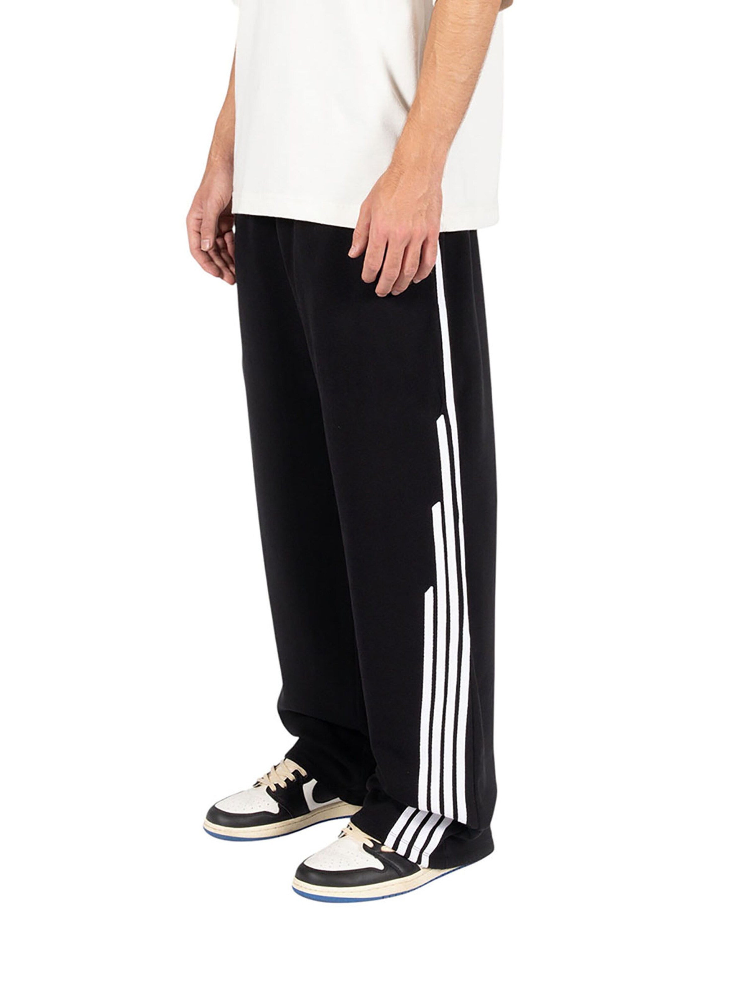 FAVELA Regular Workout Pants '4 Stripes' in Black