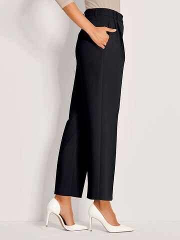 MADELEINE Tapered Bundfaltenhose in Blau