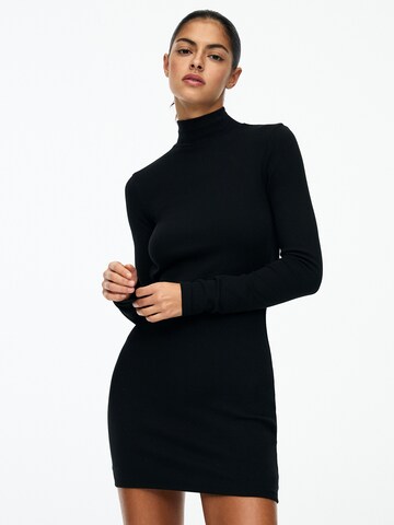Pull&Bear Šaty – černá: přední strana
