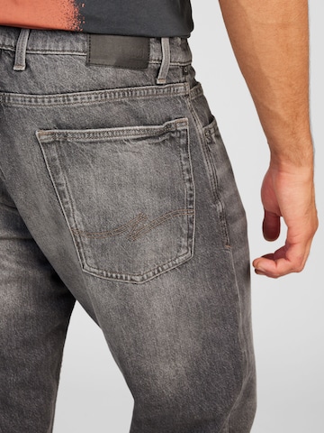 QS Regular Jeans i grå