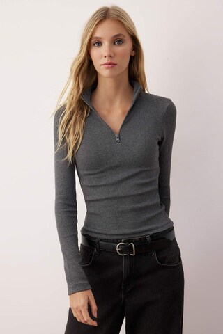 Trendyol - Camisa em cinzento: frente