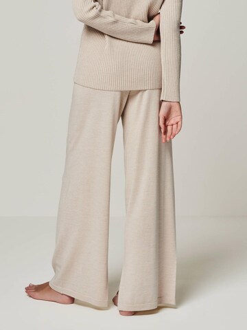 Tenue d'intérieur 'LOUNGEWEAR SET  - Pullover Blossom & Pants Bailey' YOU LOOK PERFECT en beige
