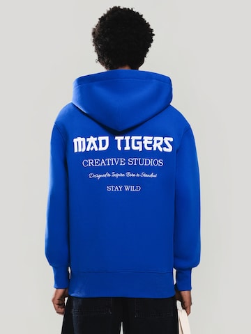 MAD TIGERS Sweatshirt 'Creative Studios' i blå