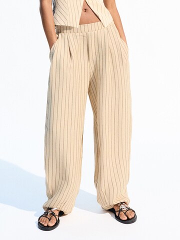 Baggy Pantaloni con pieghe di Bershka in beige: frontale
