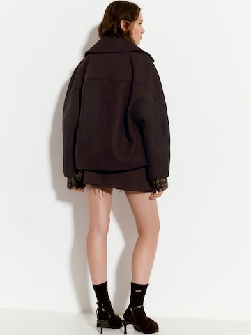 Pull&Bear Prehoden plašč | rdeča barva