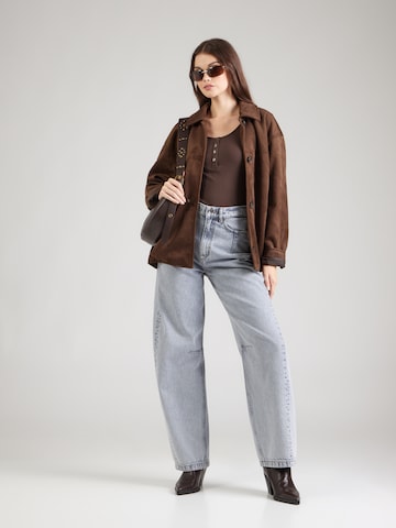 T-shirt 'PCKitte' PIECES en marron