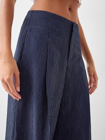 Wide leg Pantaloni con piega frontale di Bershka in blu