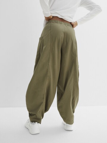 Loosefit Pantaloni di bonprix in verde