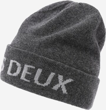 Les Deux Beanie in Grey: front