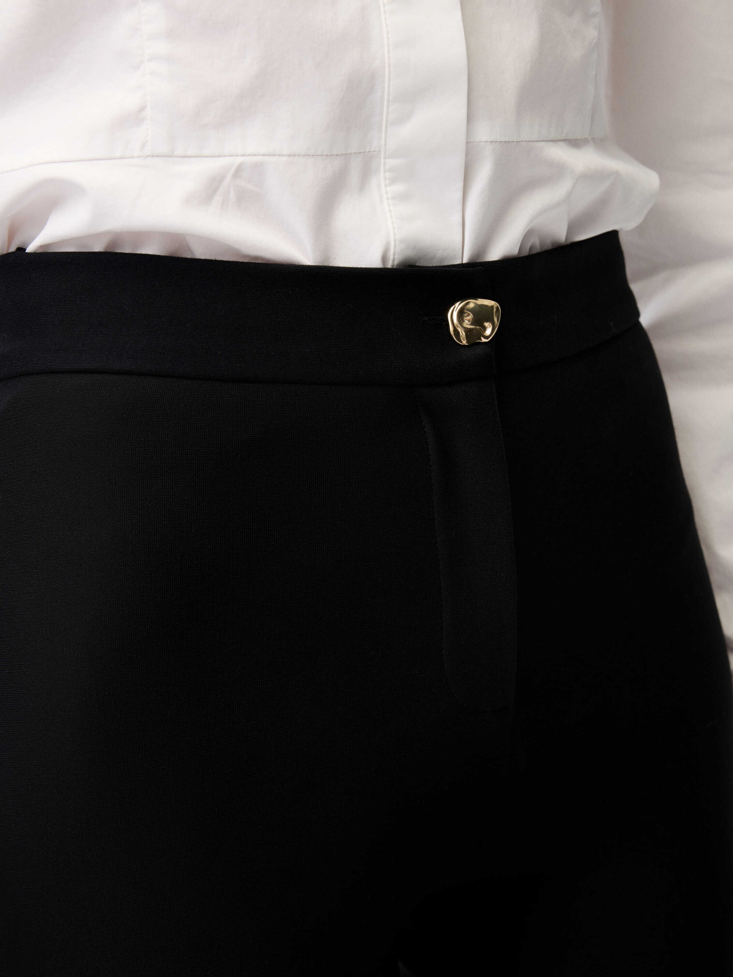 adl Regular Trousers in Black