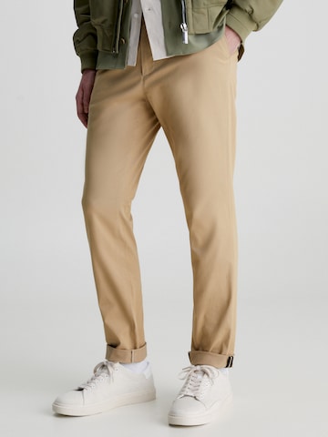 Calvin Klein Slimfit Chinohousut värissä beige: edessä