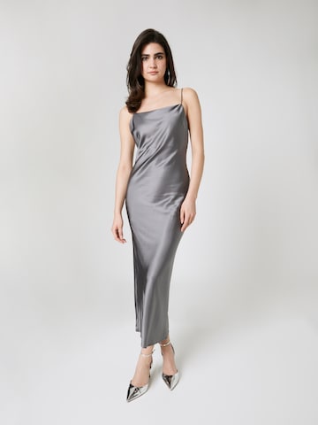 LENI KLUM x ABOUT YOU Вечерна рокля 'Gwen' в сиво: отпред