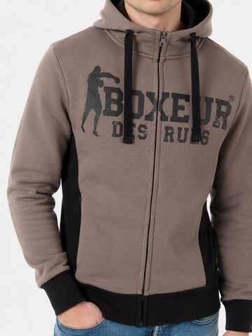 Boxeur des Rues Sweatshirt 'Herren Hoodie Fitted Boxeur des Rues mit Reißverschluss und Kapuze, Taupe-Beige, Schwarzes Logo, Baumwolle' in Beige