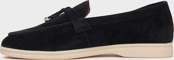 Estro Classic Flats in Black: front