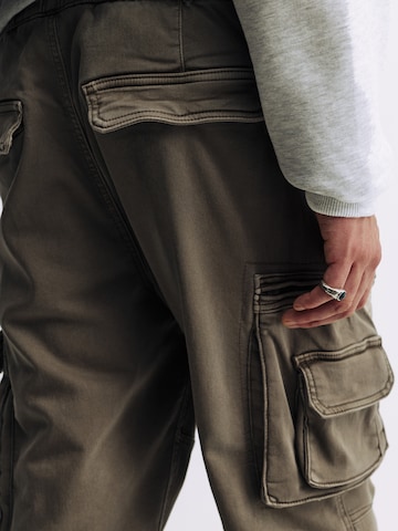 Pull&Bear Tapered Cargo Pants in Green