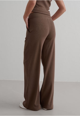 Loosefit Pantaloni sportivi 'Ease' di Aim'n in marrone