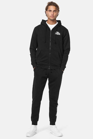 LONSDALE Облекло за бягане 'Lhanbryde' в черно: отпред