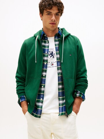 Hanorac 'ESSENTIAL' de la TOMMY HILFIGER pe verde: față