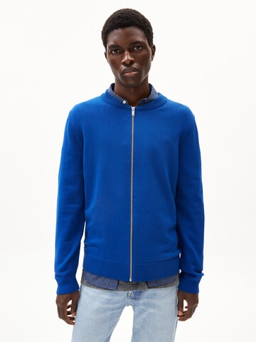 Vestes en maille 'Agaamo' ARMEDANGELS en bleu : devant