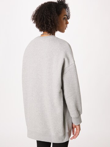 Monki - Sweatshirt em cinzento