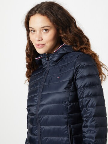 TOMMY HILFIGER Tussenjas in Blauw