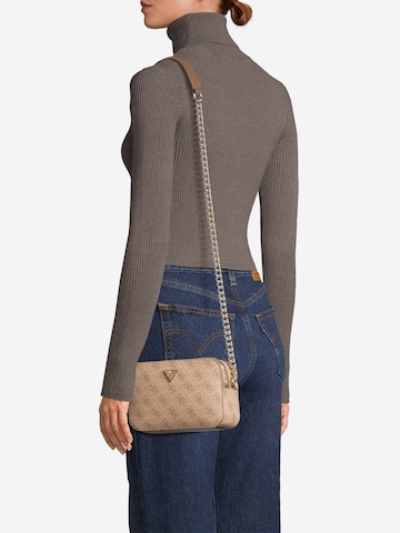 Guess Noelle Crossbody Camera Bag In Brown Faux Leather Material Secure Zip Closure Guess Noelle Crossbody Camera Bag In Brown Faux Leather Material Secure Zip Closure
