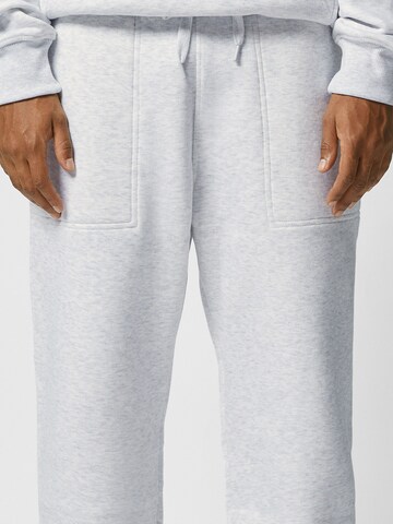 Bershka Tapered Broek in Grijs