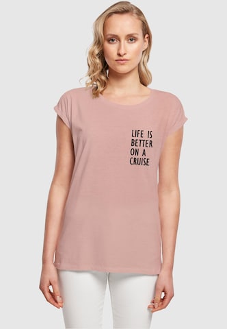 Merchcode T-Shirt 'Life Is Better' in Pink: predná strana