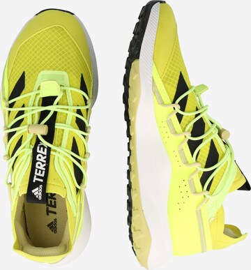 ADIDAS TERREX - Zapatos bajos 'Voyager 21' en amarillo