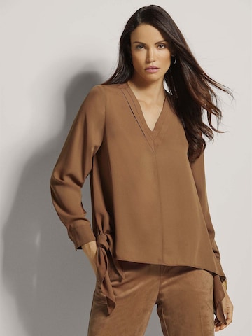 MADELEINE Bluse in Braun: Vorderseite