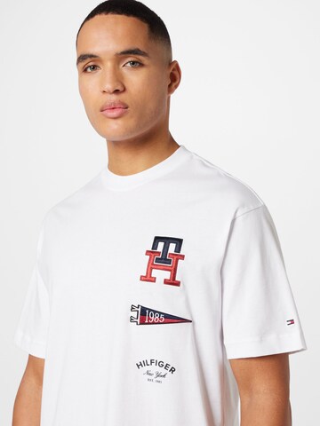 TOMMY HILFIGER Футболка в Белый