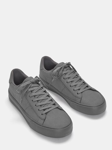 Pull&Bear Sneaker in Grau