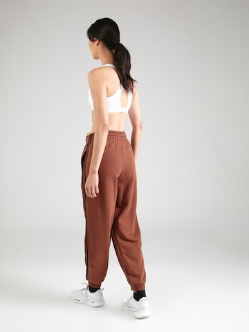 ADIDAS SPORTSWEAR - Tapered Pantalón deportivo 'Essentials' en marrón