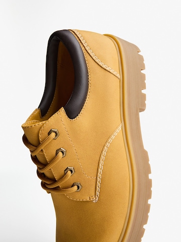 Chaussure à lacets Bershka en marron