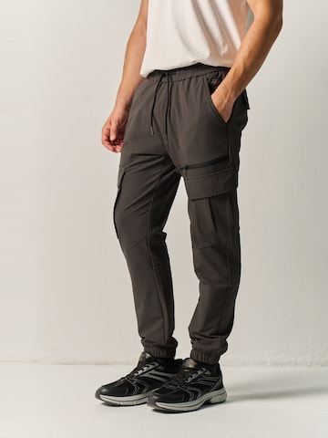 Effilé Pantalon cargo KOROSHI en gris