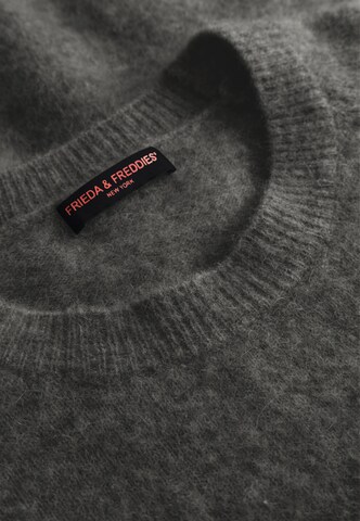 Frieda & Freddies NY Pullover in Grau