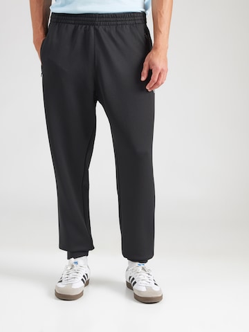 ADIDAS ORIGINALS Tapered Παντελόνι 'ESS' σε μαύρο: μπροστά