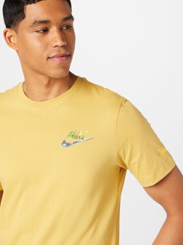 Nike Sportswear - Camiseta en amarillo