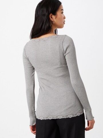 Cardigan rosemunde en gris