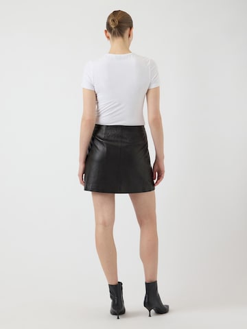 Gonna 'YASDima' di YAS in nero