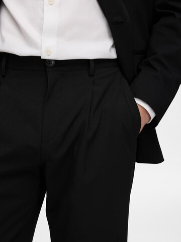 SELECTED HOMME Loosefit Kalhoty se sklady v pase 'Liam 220' – černá