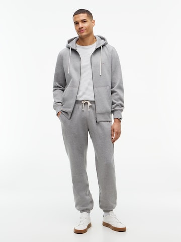 Tapered Pantaloni 'ESSENTIAL' de la TOMMY HILFIGER pe gri