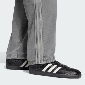 ADIDAS ORIGINALS Свободный крой Джинсы 'Adicolor' в Серый