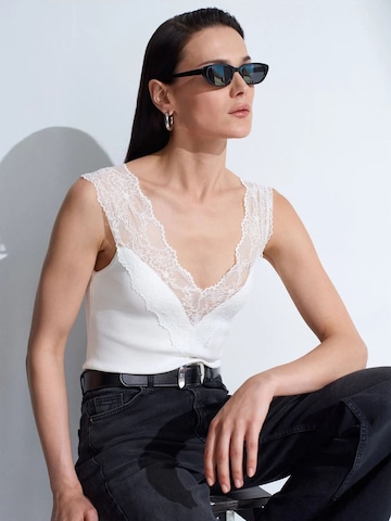 Dilvin Blouse 'Blusen' in White: front