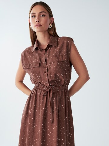 Willa - Vestido camisero 'Sez' en marrón